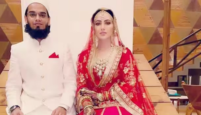 শিশু সন্তানকে কুরআন শরিফ পাঠ শোনালেন সানা খান