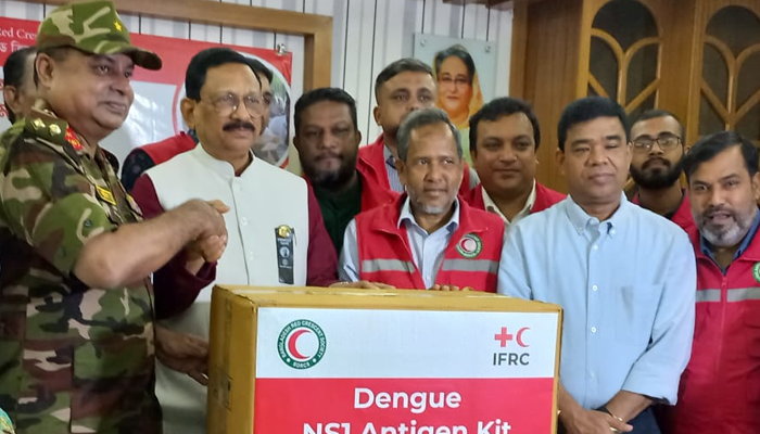 ৭ হাসপাতালে কিট, মশারি বিতরণ চট্টগ্রাম সিটি মেয়রের