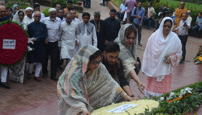 জাতীয় কবির সমাধিতে কবি পরিবারের শ্রদ্ধা