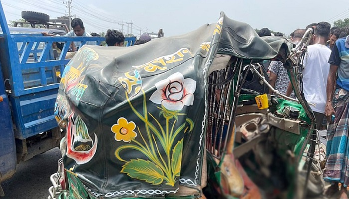 আশুগঞ্জে অটোরিকশায় কাভার্ডভ্যানের ধাক্কা, নিহত ৪