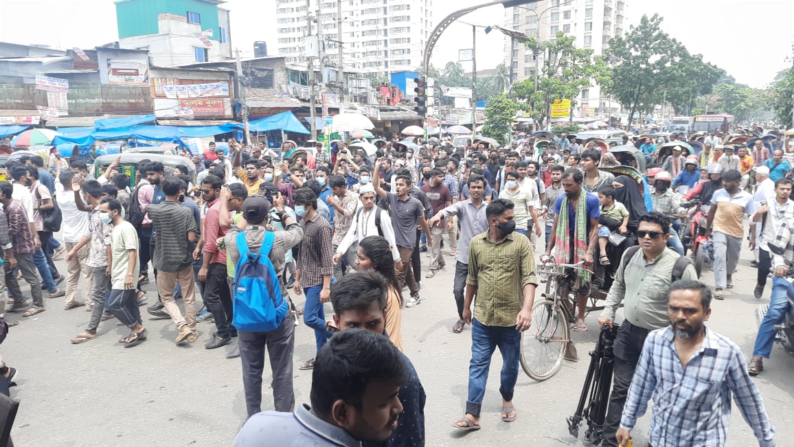 দাবি আদায়ে নীলক্ষেতে শিক্ষার্থীদের ‘বিষপান’