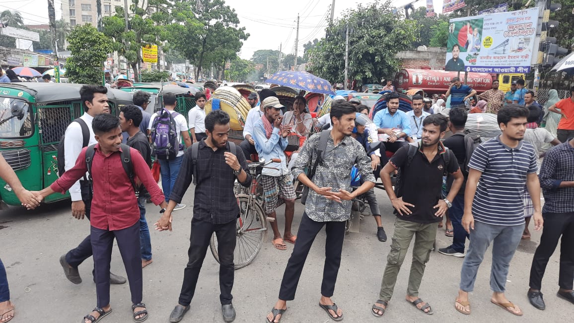 দাবি আদায়ে নীলক্ষেতে শিক্ষার্থীদের ‘বিষপান’