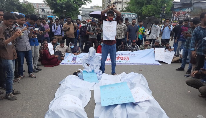 দাবি আদায়ে নীলক্ষেতে শিক্ষার্থীদের ‘বিষপান’