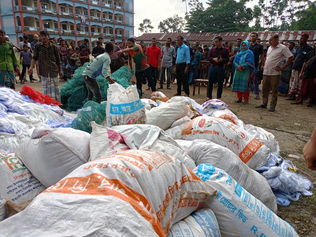 শান্তিগঞ্জে কোটি টাকার কারেন্ট জাল জব্দ, আগুনে পুড়িয়ে ধ্বংস