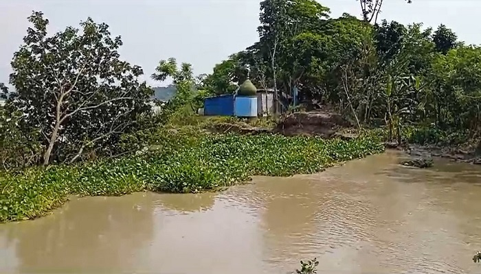 বাবুগঞ্জে নদীভাঙনে বিলীন হয়ে গেছে সড়ক