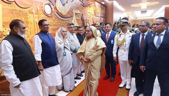 দিল্লি গেলেন প্রধানমন্ত্রী, বিকেলে মোদির সঙ্গে বৈঠক