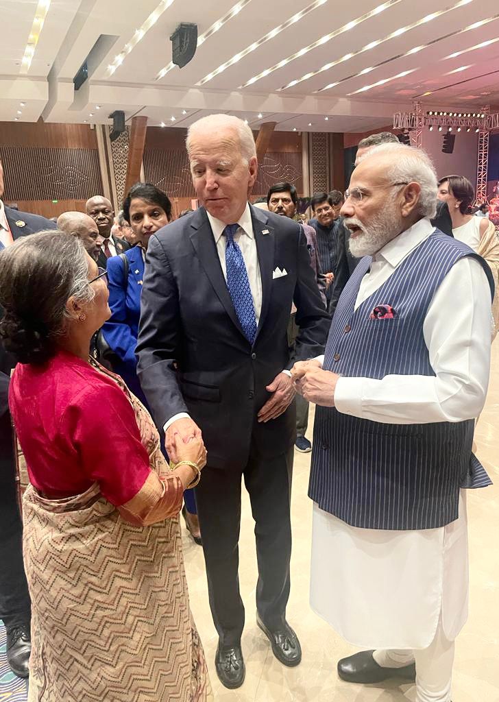 ভারতের রাষ্ট্রপতির নৈশভোজে বঙ্গবন্ধুর দুই কন্যা