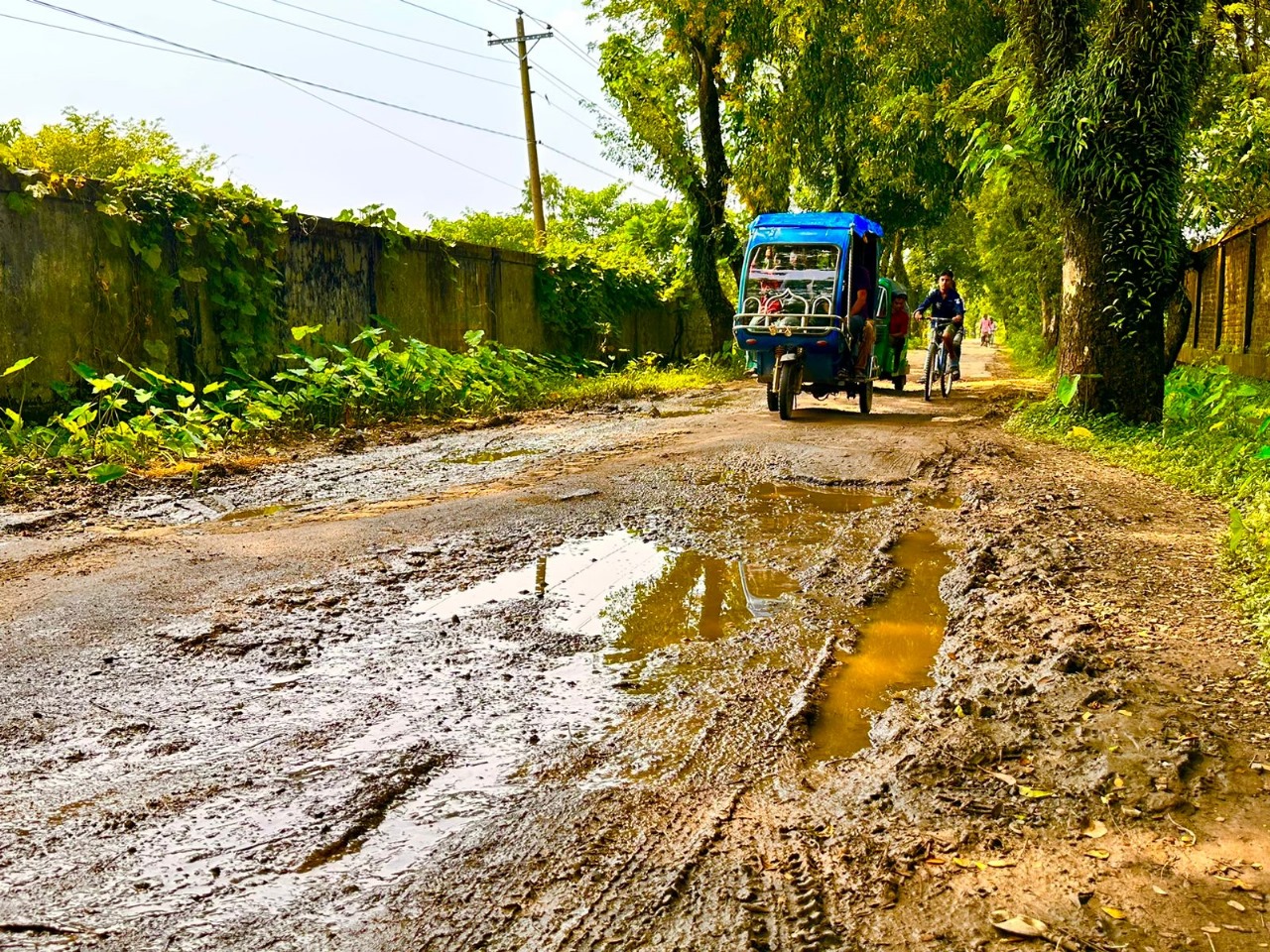 শান্তিগঞ্জ-ডুংরিয়া রাস্তা সংস্কারের অভাবে চলাচলে দুর্ভোগ