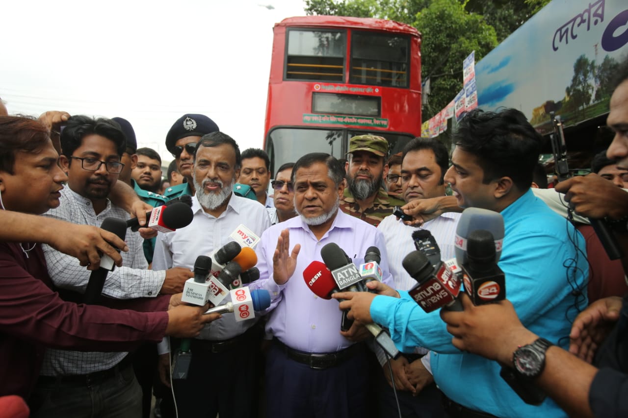 এলিভেটেড এক্সপ্রেসওয়েতে চলছে বাস