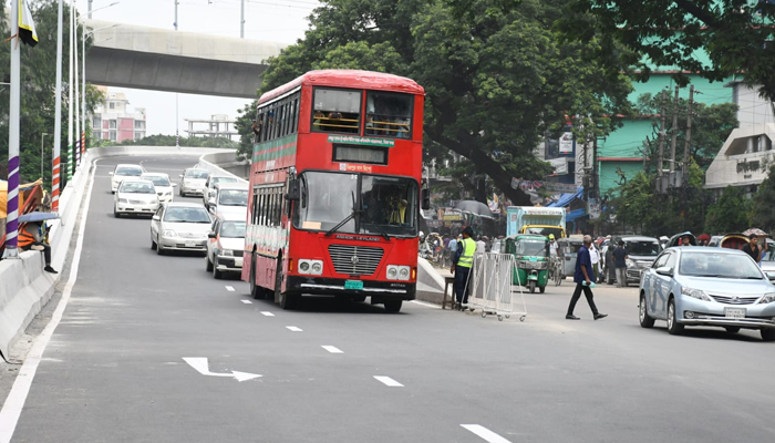 এলিভেটেড এক্সপ্রেসওয়েতে চলছে বাস