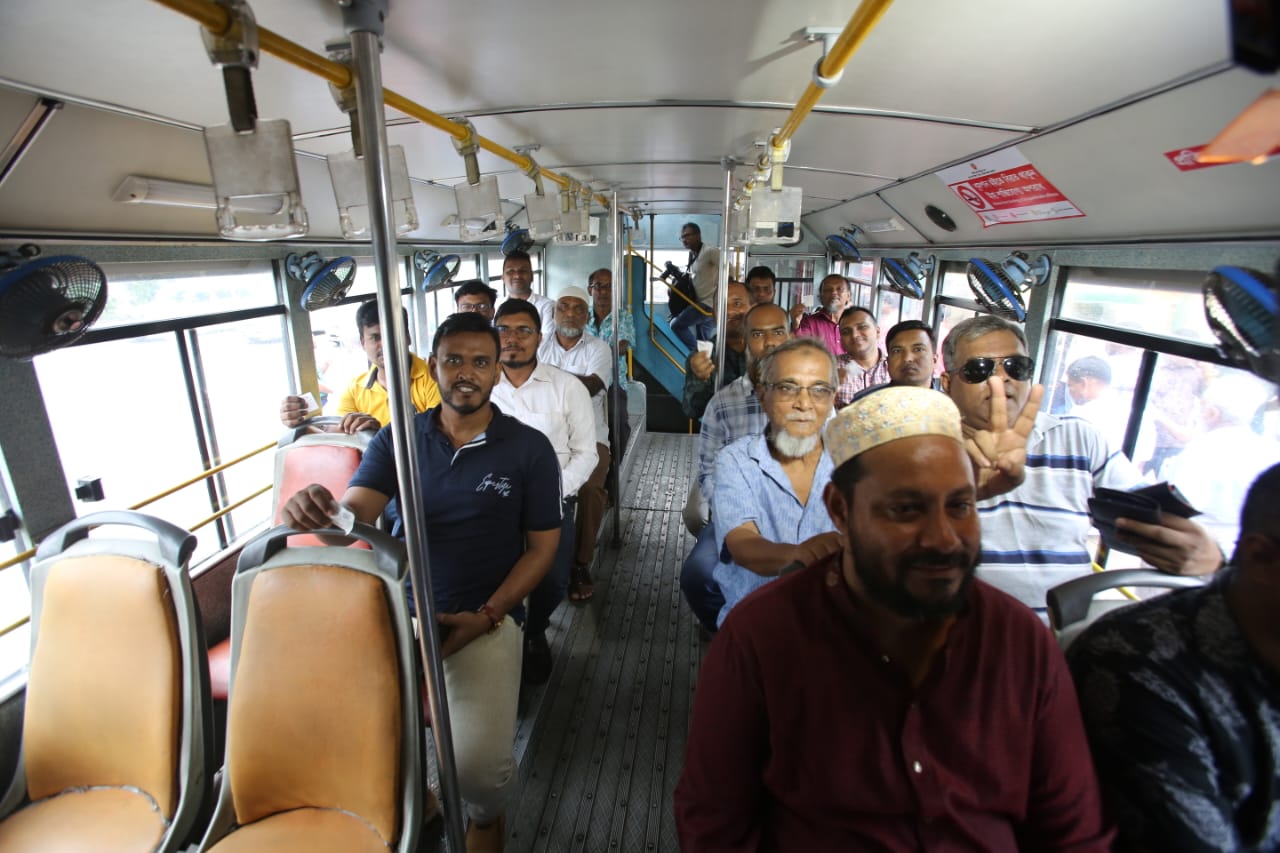 এলিভেটেড এক্সপ্রেসওয়েতে চলছে বাস