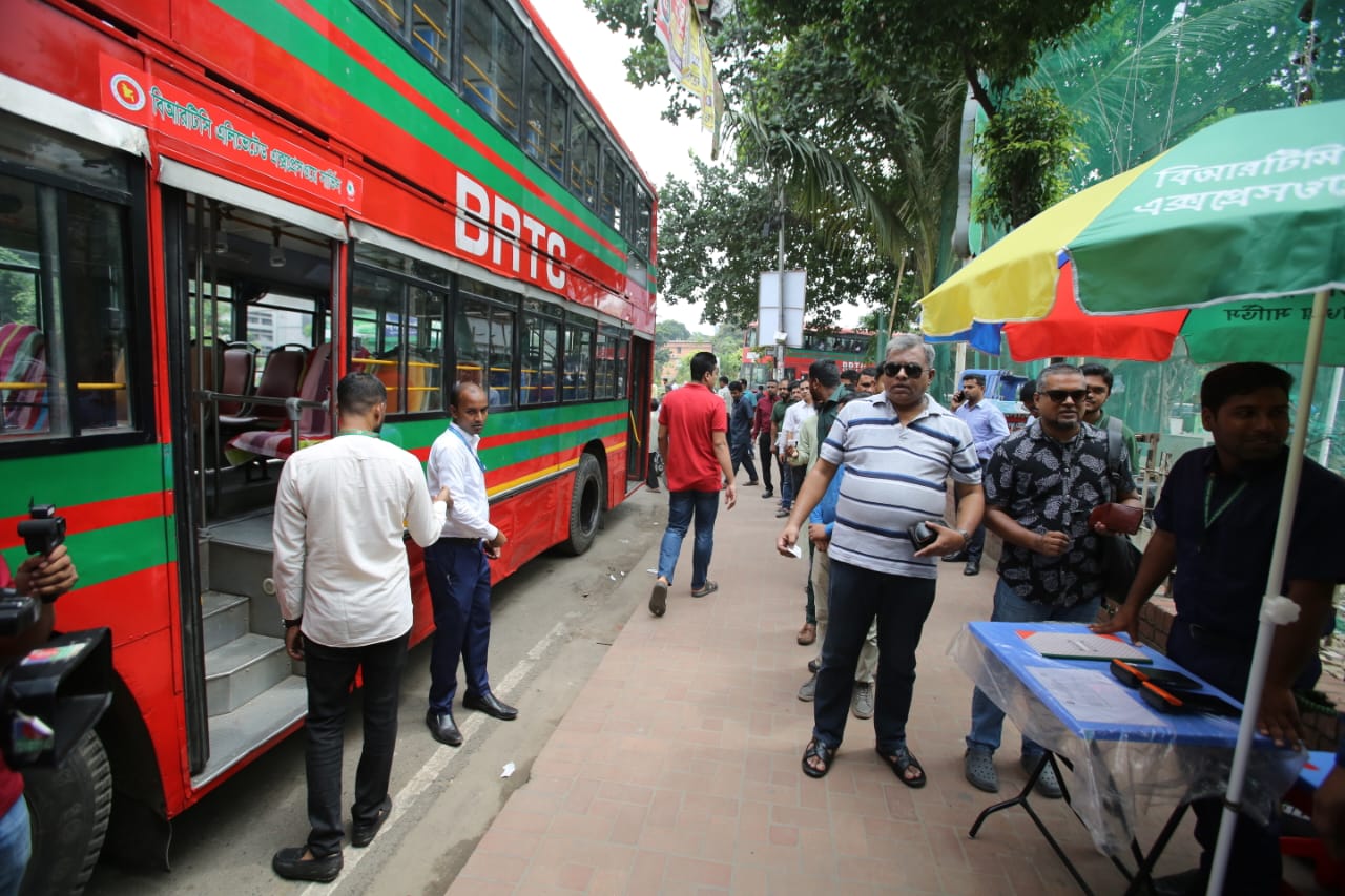 এলিভেটেড এক্সপ্রেসওয়েতে চলছে বাস