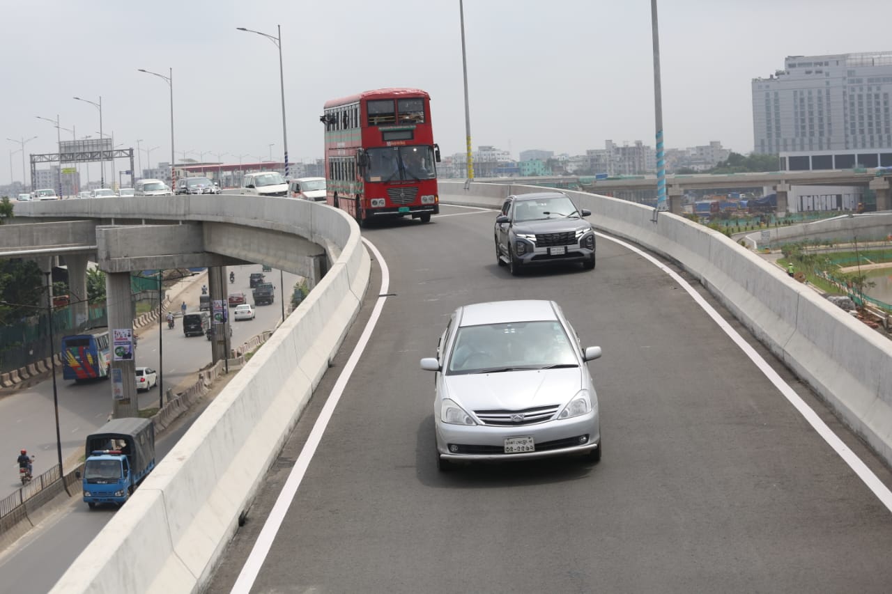 এলিভেটেড এক্সপ্রেসওয়েতে চলছে বাস