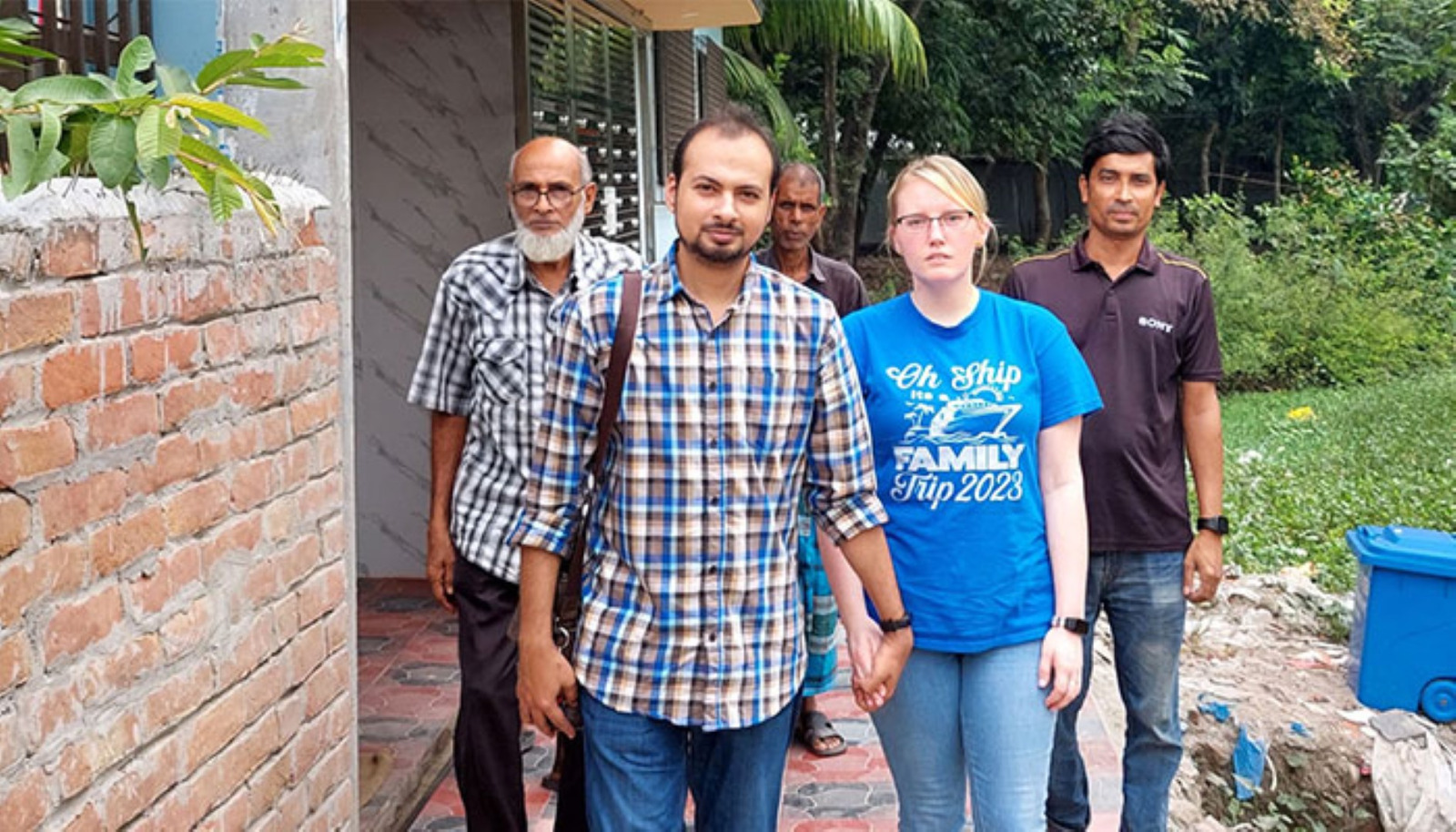 প্রেমের টানে ঈশ্বরদীতে মার্কিন তরুণী