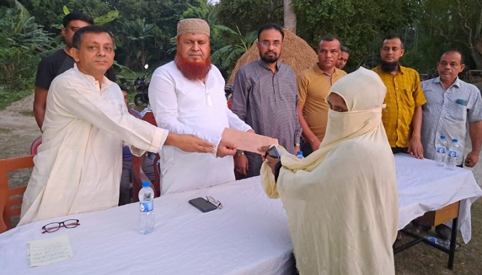 আলফাডাঙ্গায় ঘূর্ণিঝড়ে ক্ষতিগ্রস্তদের হাতে হাতে নগদ অর্থ প্রদান