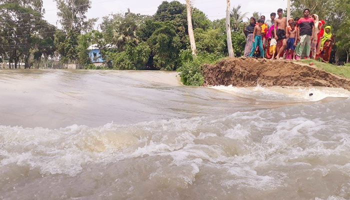 তিস্তায় হু হু করে বাড়ছে পানি, জনগণকে সরিয়ে নিতে মাইকিং
