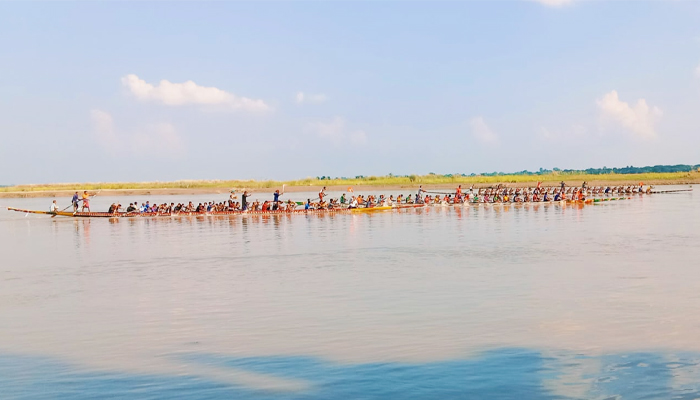 মহম্মদপুরে নৌকাবাইচ দেখতে লাখো মানুষের ঢল