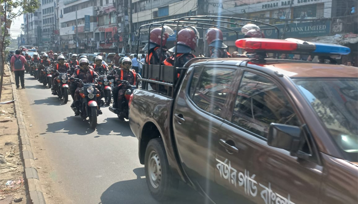 ঢাকার রাস্তায় বিজিবির বিশেষায়িত ‌‘র‍্যাট’ বাহিনীর টহল