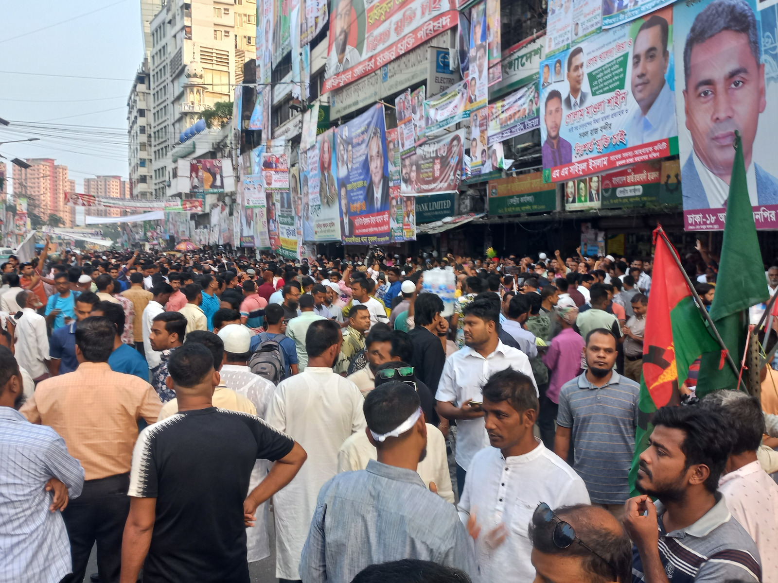 নয়াপল্টনে নেতাকর্মীদের ভিড়, সরে যেতে মাইকিং