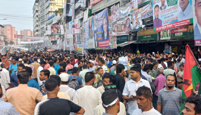 নয়াপল্টনে নেতাকর্মীদের ভিড়, সরে যেতে মাইকিং