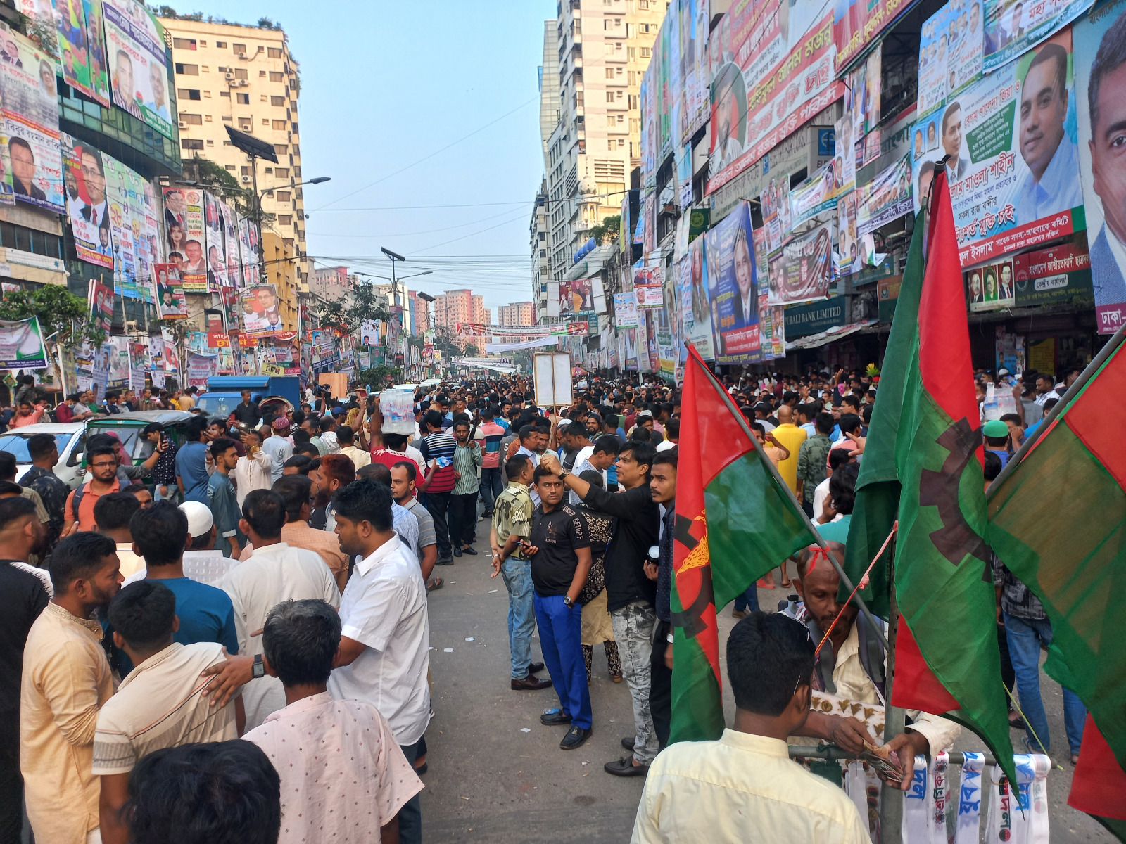 নয়াপল্টনে নেতাকর্মীদের ভিড়, সরে যেতে মাইকিং