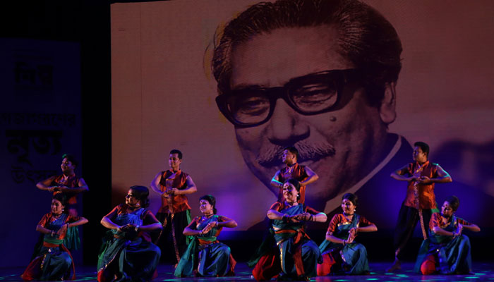 আলোর ঝর্ণাধারায় নৃত্য ঝংকারে পর্দা নামলো