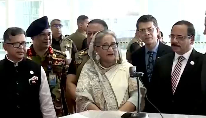 তৃতীয় টার্মিনাল ঘুরে দেখলেন প্রধানমন্ত্রী