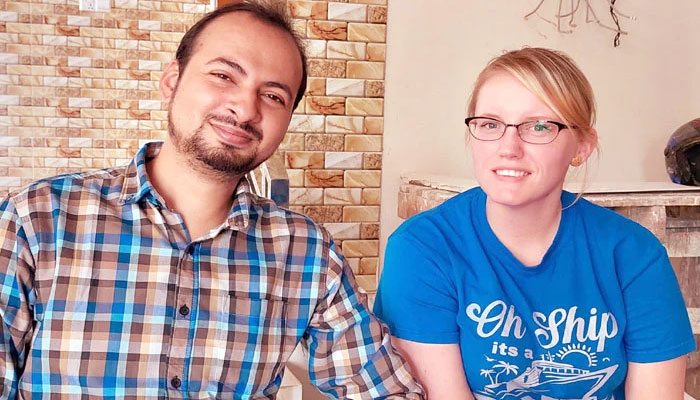 প্রেমের টানে ঈশ্বরদীতে মার্কিন তরুণী