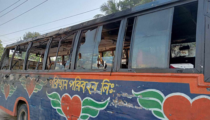 উত্তরায় বাসে আগুন