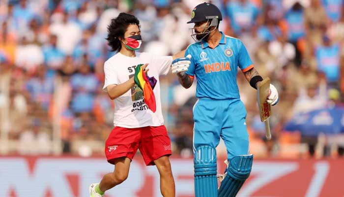 ফিলিস্তিনের পতাকা নিয়ে মাঠে দর্শক, বিশ্বকাপ ফাইনালে যা ঘটলো
