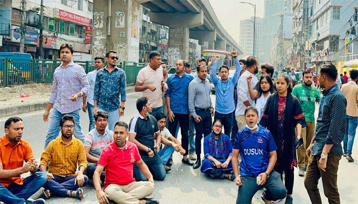 অবরোধের সমর্থনে মালিবাগে ছাত্রদলের পিকেটিং
