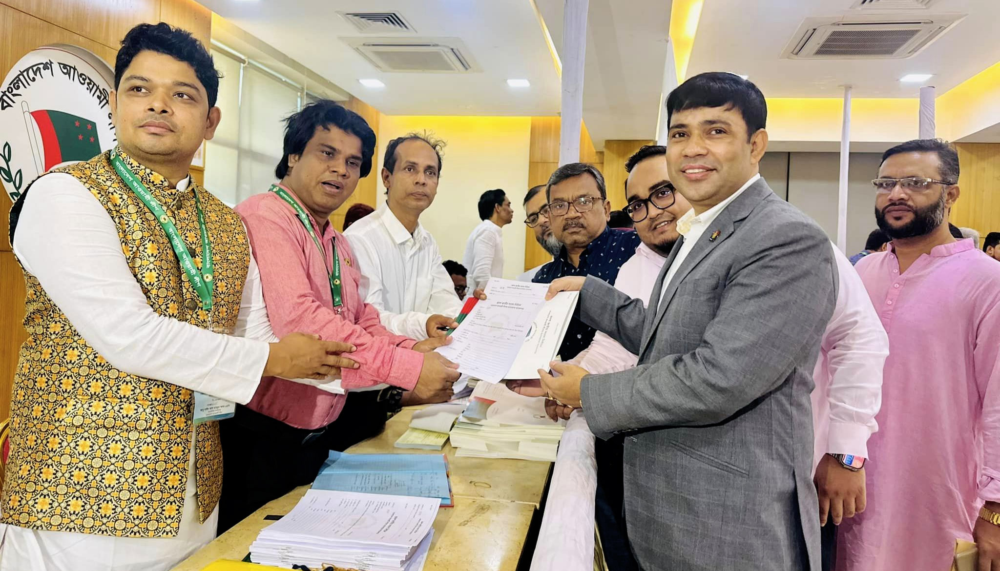 আ.লীগের মনোনয়ন ফরম নিলেন দেলোয়ার হোসেন ফারুক