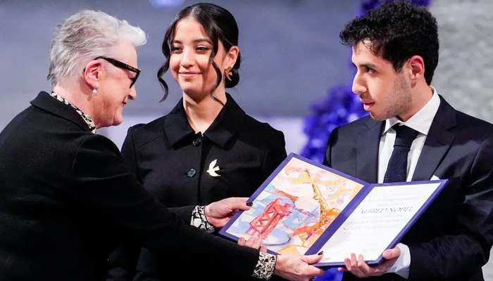 কারাবন্দী নার্গিসের হয়ে নোবেল পুরস্কার নিলেন যমজ সন্তানেরা