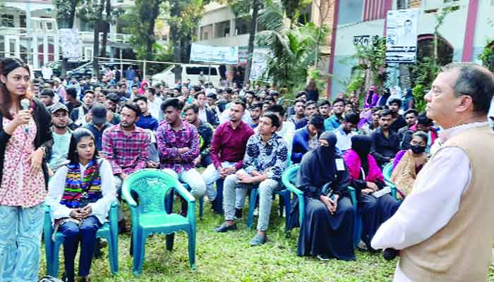 নবীন ভোটারদের সঙ্গে মতবিনিময় : জয়ী হলে প্রত্যাশা পূরণের আশ্বাস সাবের চৌধুরীর