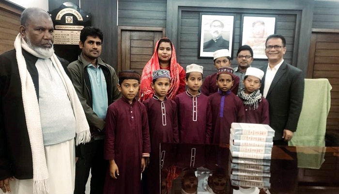 জেলা পরিষদের অর্থায়নে হাফেজ শিশুদের কোরআন বিতরণ