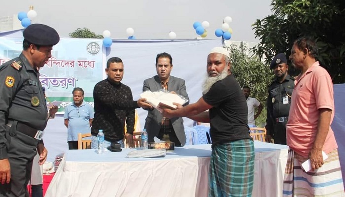 অসহায় কারাবন্দীদের মাঝে শীতবস্ত্র বিতরণ