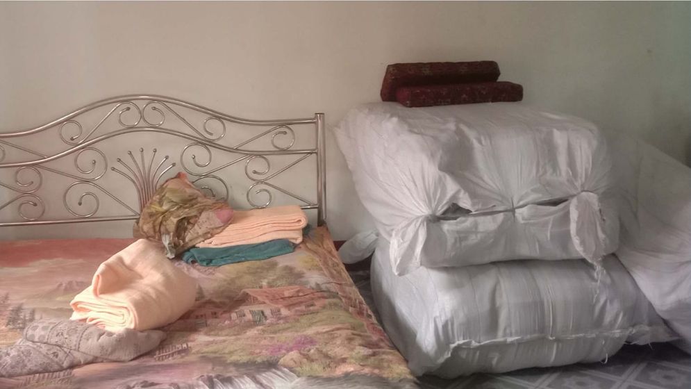 মদনে ইউপি চেয়ারম্যানের বাড়িতে ৪ বস্তা ত্রাণের কম্বল