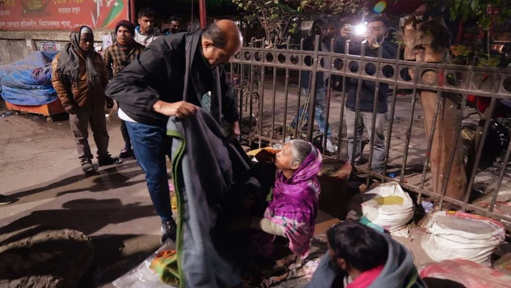 গভীর রাতে শীতার্ত মানুষের পাশে মেয়র আতিক