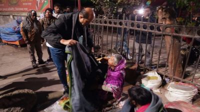 গভীর রাতে শীতার্ত মানুষের পাশে মেয়র আতিক