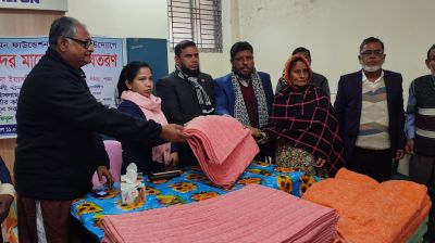 সাঁথিয়া দরিদ্রদের মাঝে কম্বল বিতরণ
