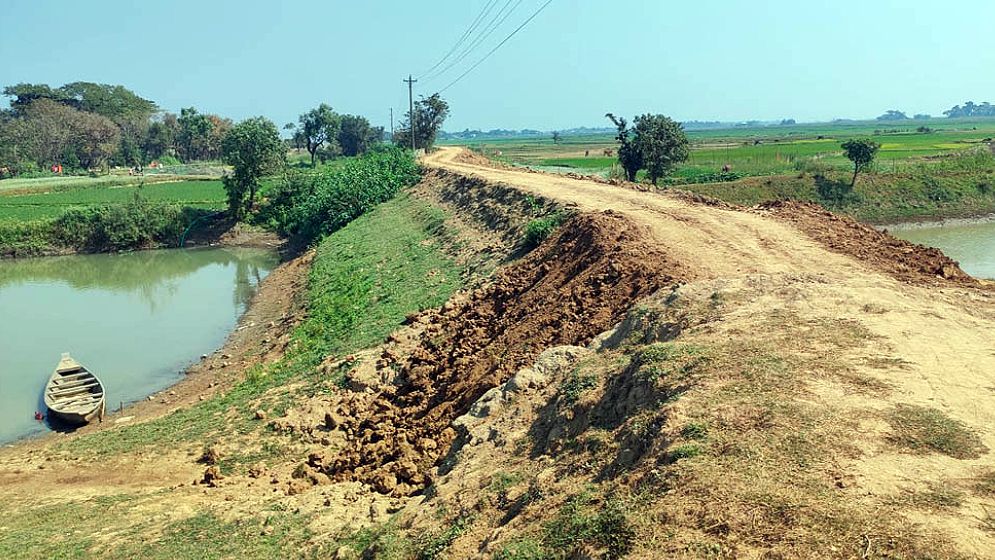 মধ্যনগরে বাঁধের কাজ নিয়ে শঙ্কায় কৃষক