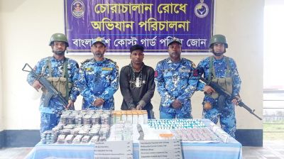 সাতক্ষীরায় বিপুল পরিমাণ ওষুধসহ চোরাকারবারি আটক
