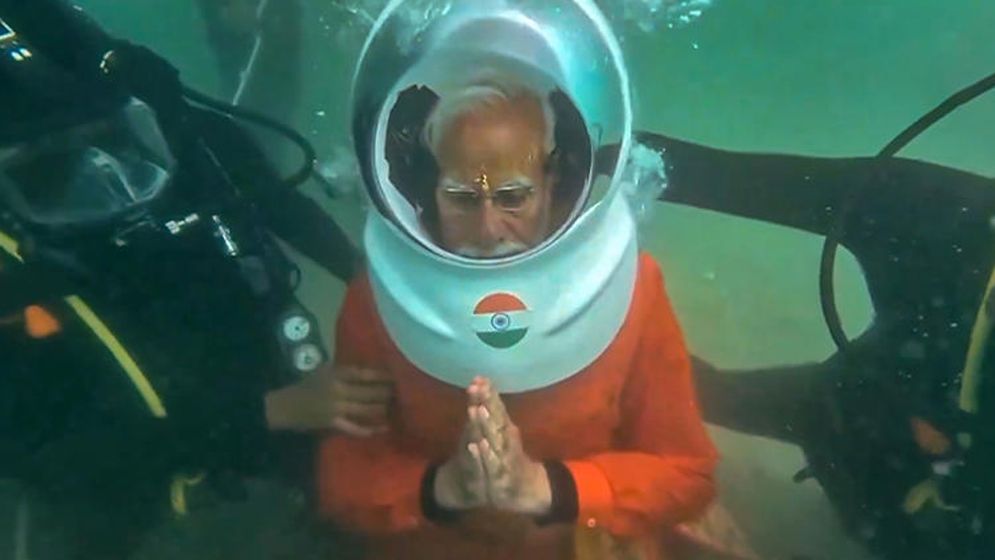 সাগরের পানির নিচে পূজা করলেন মোদি
