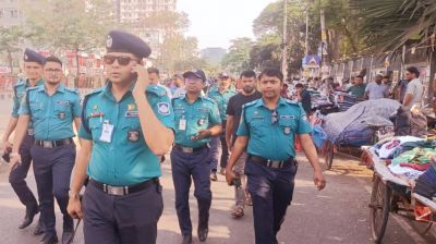 রমজানে ফুটপাত দখলমুক্ত রাখতে নিউমার্কেট থানা পুলিশের নিয়মিত অভিযান 