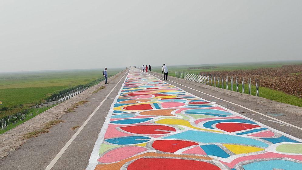 আলপনার রঙে রঙিন হলো হাওরের ১৪ কি.মি. সড়ক
