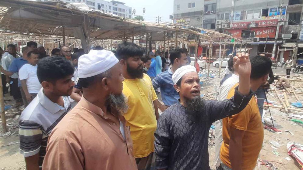 আমাগো সব শেষ, দোকানের মালও লুট হয়ে গেছে