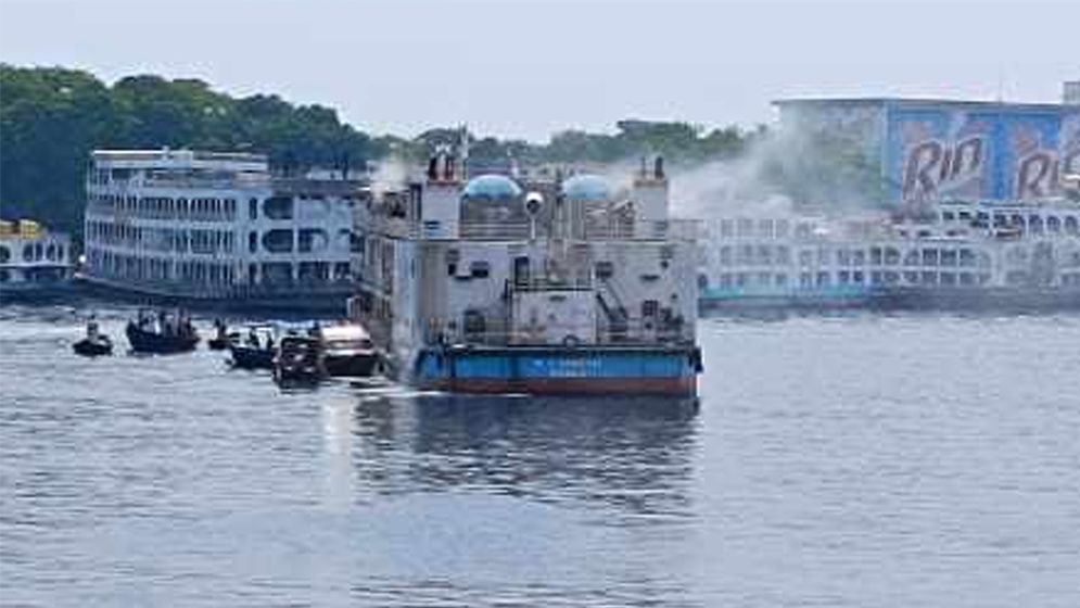 শ্যামবাজার ঘাটে লঞ্চে লাগা আগুন নিয়ন্ত্রণে