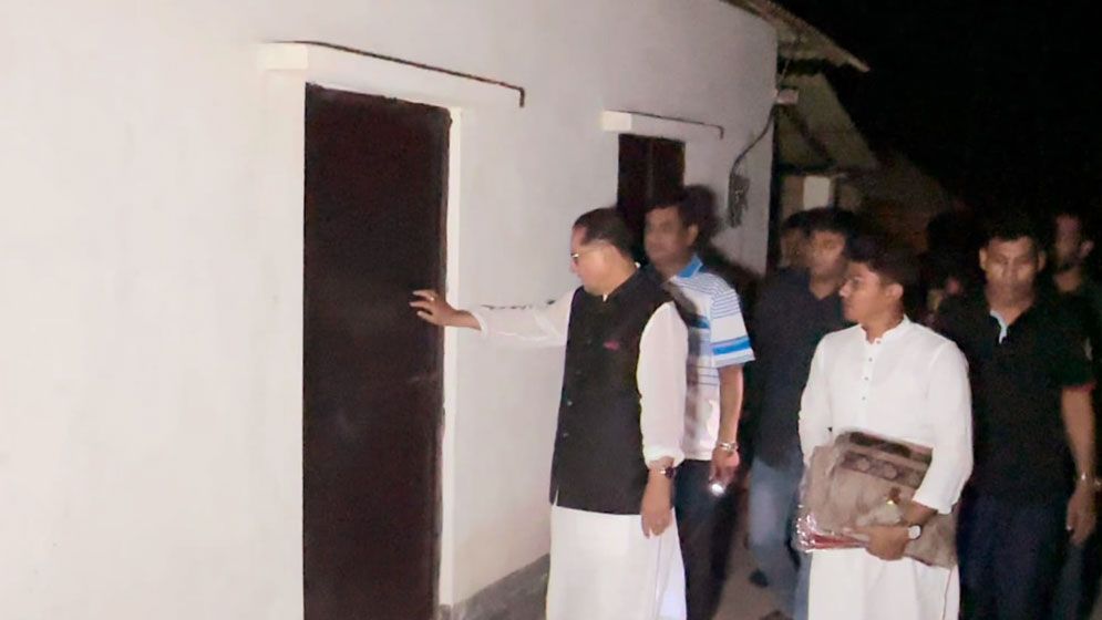 ঈদ উপহার নিয়ে গভীর রাতে গরিবের দরজায় মন্ত্রী