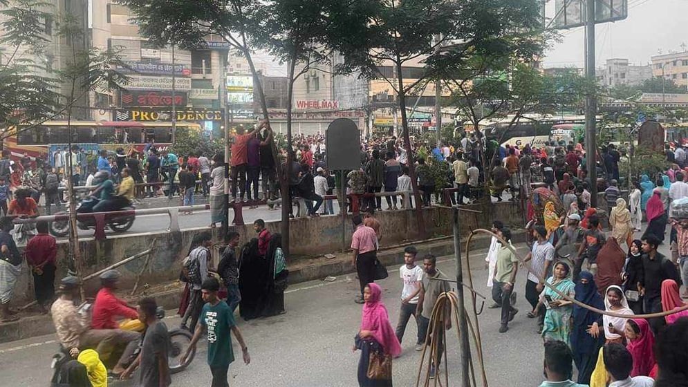 রাজধানীতে পোশাক শ্রমিকদের সড়ক অবরোধ, তীব্র যানজট