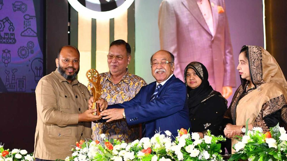 আতাউল করিমের ‘রাষ্ট্রপতি শিল্প উন্নয়ন পুরস্কার’ অর্জন